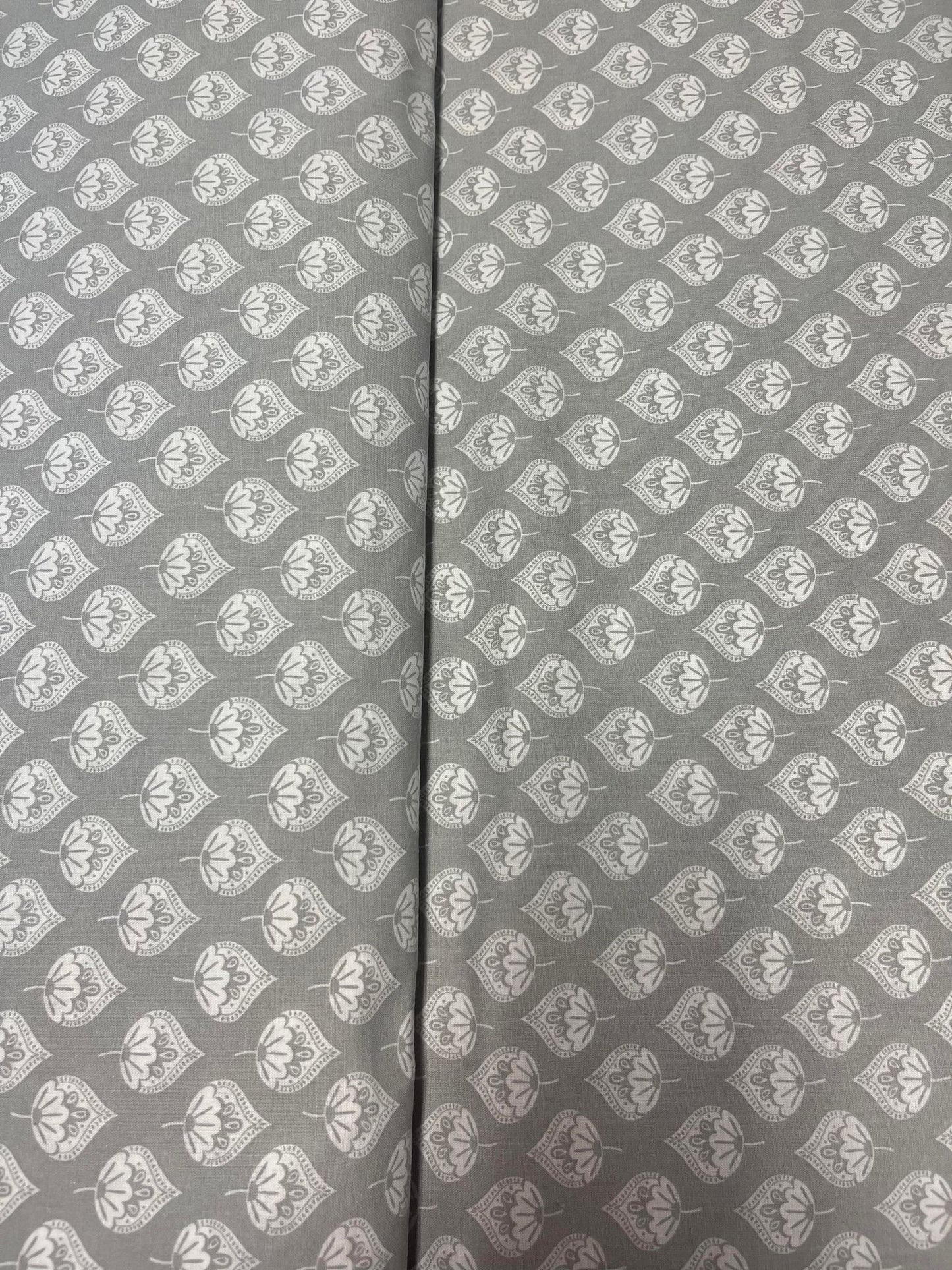 Tissu coton gris avec imprimé de feuilles blanches