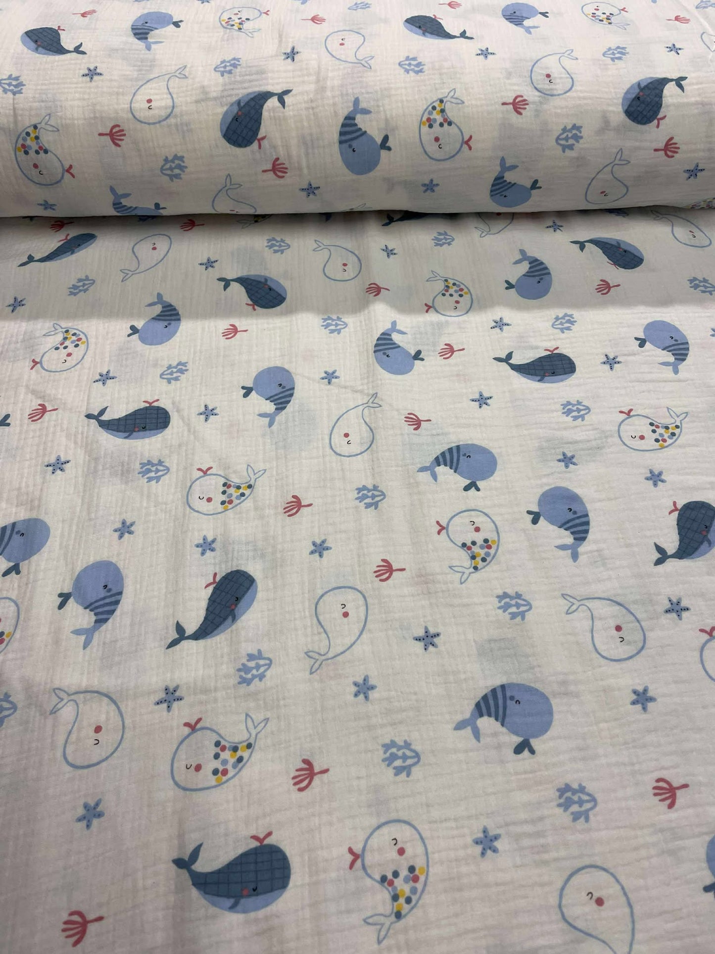Tissu gaze de coton imprimé baleines