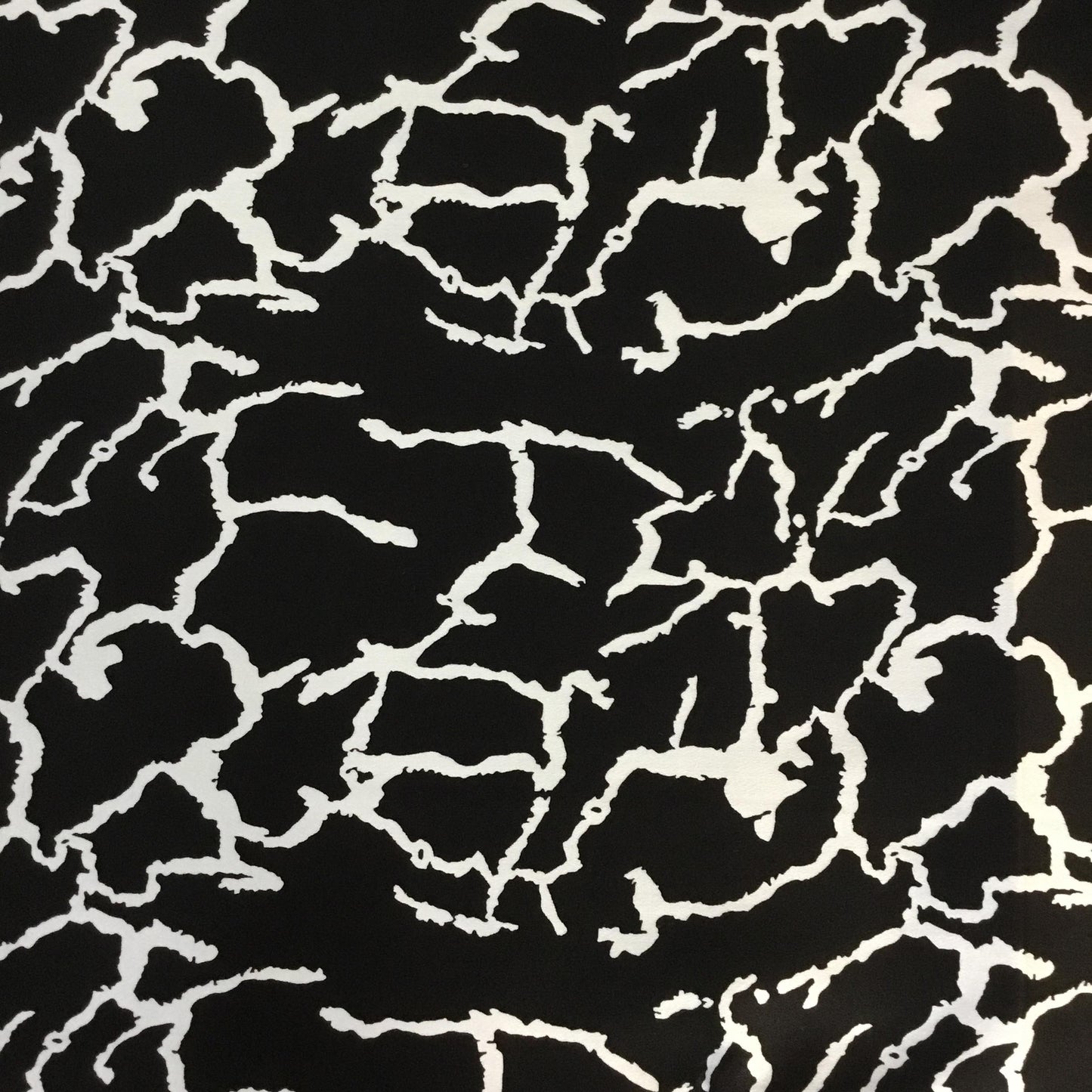 Tissu à vêtement noir et blanc