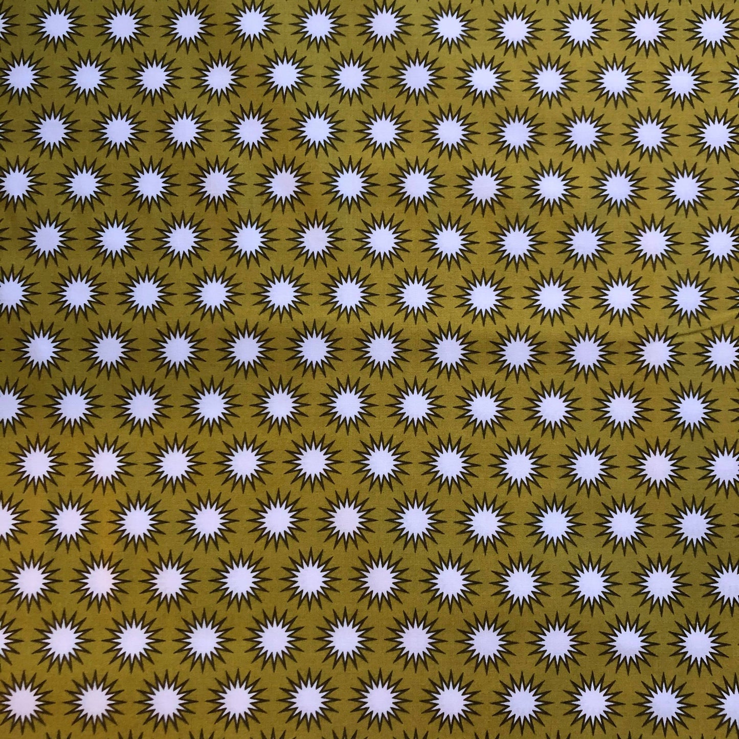 Tissu 100% coton avec motifs sur fond olive