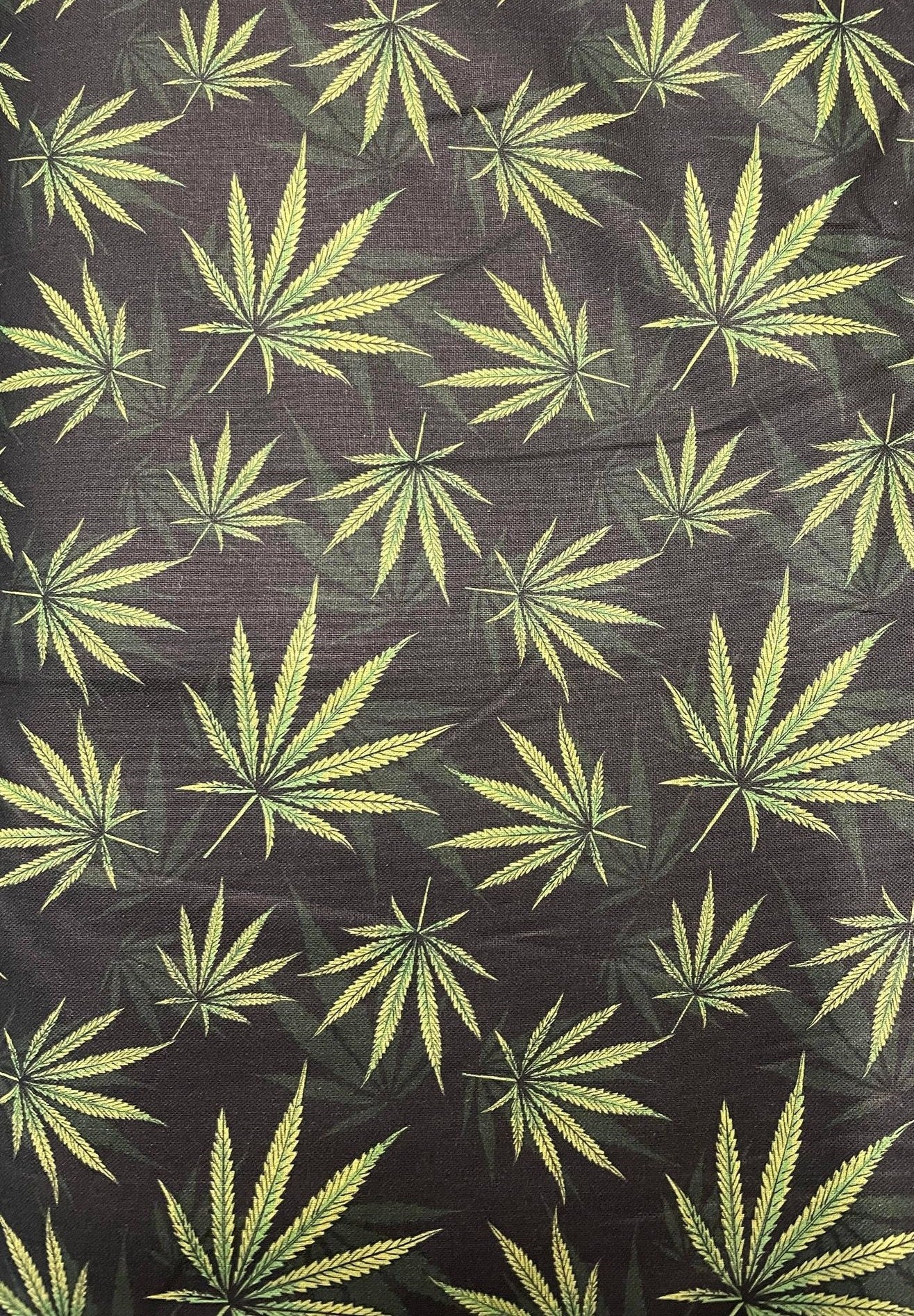 Tissu 100% coton imprimé feuilles de cannabis