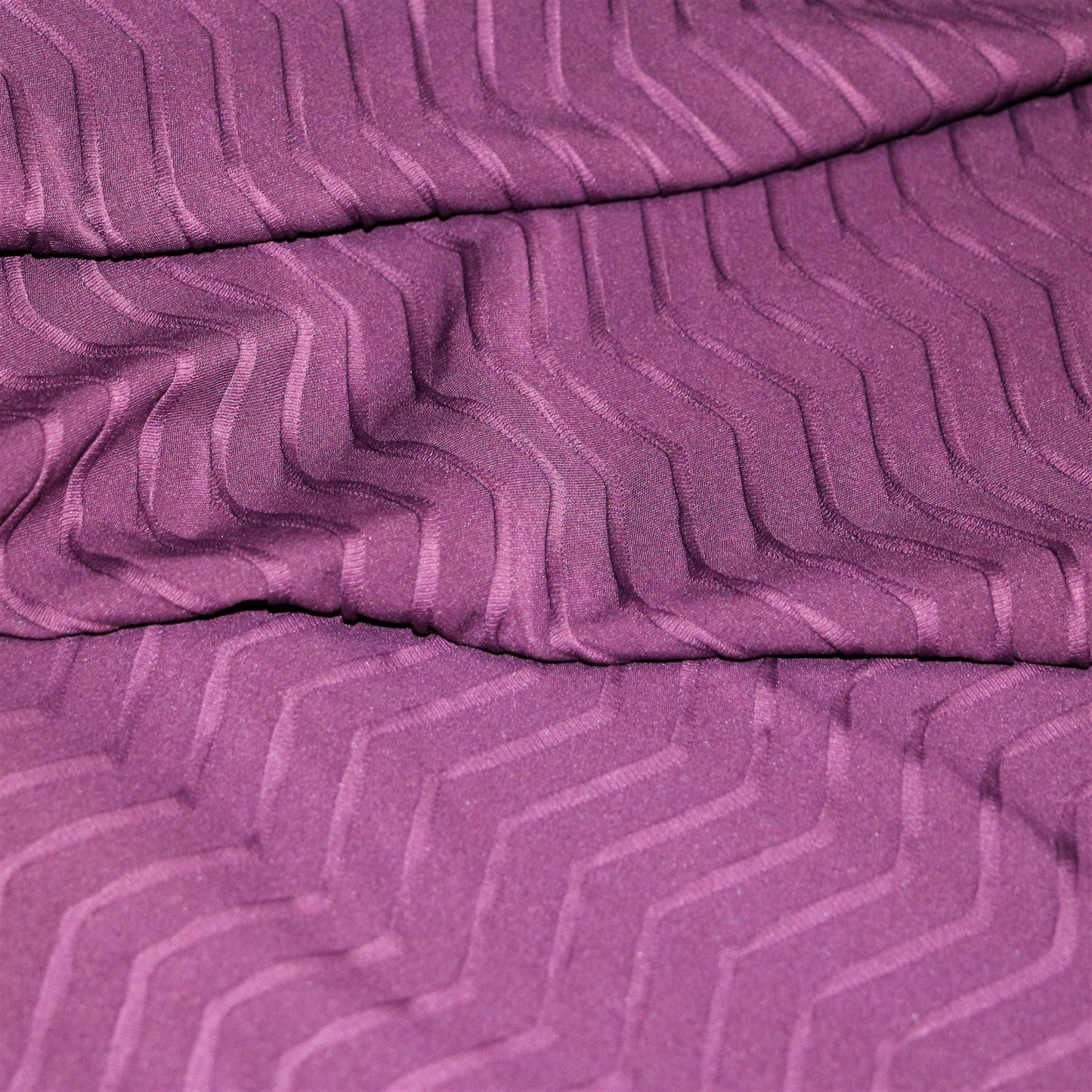 Tissu à vêtement mauve à chevrons texturés