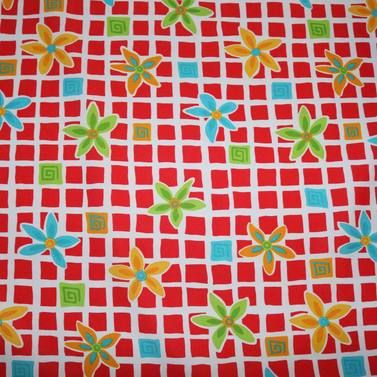 Tissu à nappe carrés rouge et fleurs